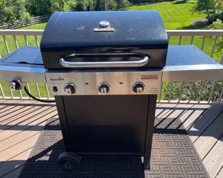 Charbroil grill with cover~