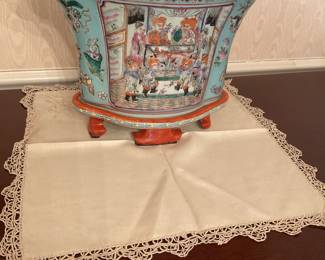 Chinese Famille Rose Jardiniere . Da Qing Qianlong Nian Zhi