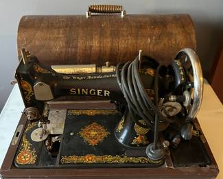 Vintage Singer Sewing Machine with original case 