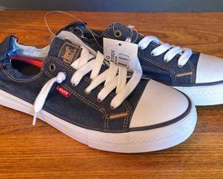 New converse tennis shoes
