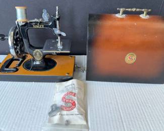 Singer Featherlight Sewing machine with case and attachments. Works great!