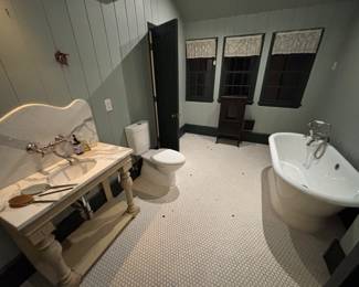 Marble washbasin, porcelain tub 