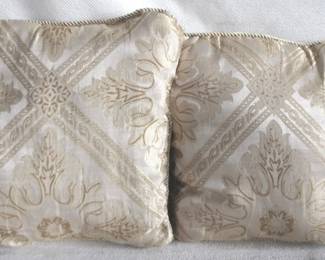 7649 - 2 Throw Pillows - 14" x 14"
