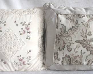 7660 - 2 Throw Pillows - 16" x 17"
