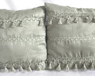 7650 - 2 Throw Pillows - 16" x 16"
