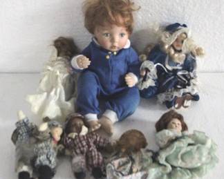 8174 - Lot of 8 Assorted Dolls
