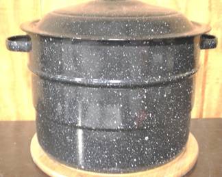 578 - Graniteware Pot w/ lid & Wood Tray Pot - 13 x 16
