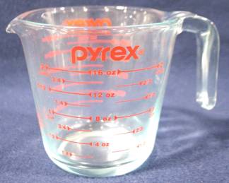8490 - Pyrex 2 Cup Measuring Cup
