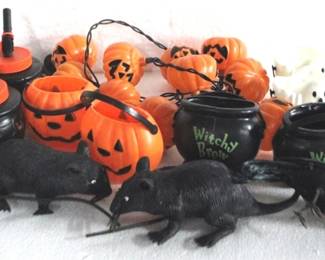 8099 - Lot of Halloween Items You are buying a used as-is electric/electronic item. We do not guarantee all components are present, and if it is not expressly stated, it is untested.
