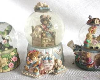 7850 - Lot of 3 Snow Globes
