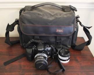 317 - Minolta 35mm Camera w/ Bag and Extra Lens You are buying a used as-is electric/electronic item. We do not guarantee all components are present, and if it is not expressly stated, it is untested.
