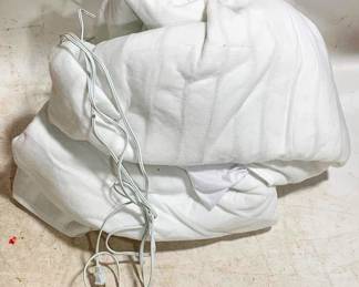 3399 - Heated Queen Mattress Pad 76 x 58 You are buying a used as-is electric/electronic item. We do not guarantee all components are present and if it is not expressly stated, it is untested.
