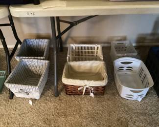 Small storage containers 