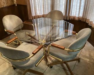 Glass dining room breakfast table in good condition $125