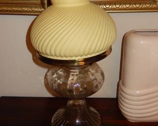 Rare Antique Reya Oil Lamp With Custard Swirl Shade