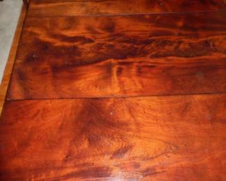 TOP OF ANTIQUE PHYFE FLAME MAHOGANY
HAIRY KNEES & PAWS DROP LEAF DINING TABLE ON CASTORS CIRCA 1840-1860