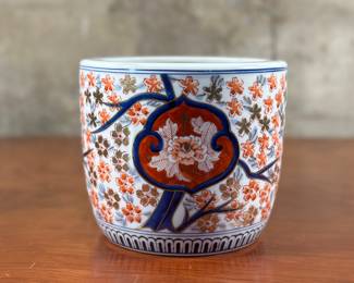 A vintage Takahashi Imari style porcelain vase in very good condition. Maker mark present underneath as shown in photos by Takahashi Japan/San Francisco. This vase measures 6” H x 7” W x 7” D.