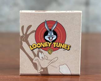 Limited edition of 30,000 Daffy Duck Looney Toons $10 .999 silver round, circa 2015 from Canada. Includes certificate of authenticity and comes in original packaging. 15.87 grams of silver.