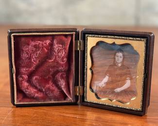 An antique daguerreotype in a union case. Signed in the plate, lower right. A very rare piece. 1/6th plate. A “daguerreotype in a union case” refers to an early photograph, known as a daguerreotype, which is stored and protected within a small, decorative case called a “union case, ” typically made from a type of early plastic material and often featuring intricate designs, popular during the mid-19th century when daguerreotypes were the primary photographic format; essentially, it’s a daguerreotype kept in its specific protective case from that era.