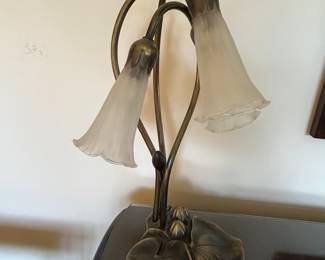 Tiffany style lily/pond table lamp