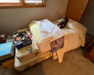 Twin mattress set and bed linens
