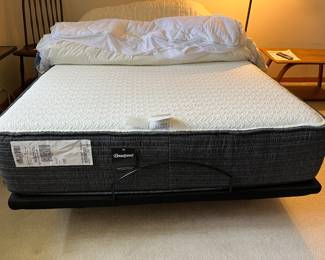 Beautyrest hybrid full size mattress with adjustable bed frame (sold separately)