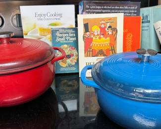 Enamel-coated Dutch ovens