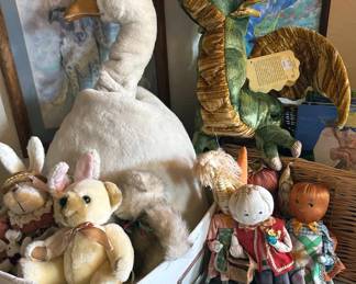Stuffed animals, puppets + dolls