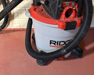 Huge shop vac! WORKS perfectly! 
