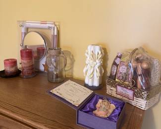More tchotchkes on top of the GREAT dresser! 