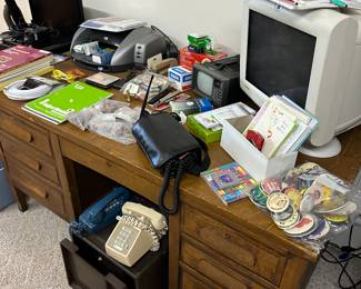 A BEAUTIFUL Solid Tiger Oak Office Desk! 