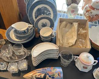 Closeup! Love the wall pocket down front! The ginger jars are nice too! The box with the 2 champagne glasses is from Morley Brothers Dept. Store in Downtown Saginaw!!