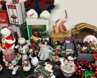 More! Lots of figurines! 