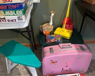 Cuteness for the little homemaker! Any young girl or boy would love to have these to play with! 