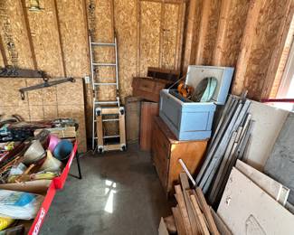 Super nice foldable ladder in back. In the corner are old wooden tool chests! 