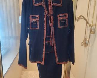 Great vintage woman’s clothing. Mostly large size.