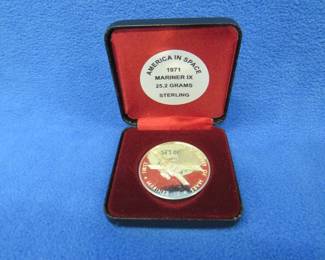 Lot 106. 1971 NASA America in Space sterling silver medallion depicting Mariner IX. 25.20 grams.