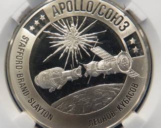 Lot 382. NASA themed "Apollo-Soyuz" sterling silver proof medallion. 20.0 grams.