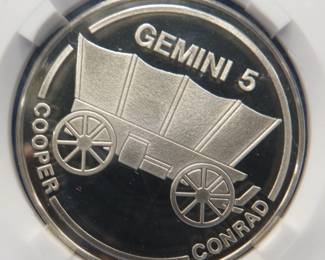 Lot 380. NASA themed "Gemini V" sterling silver proof medallion. 20.4 grams.