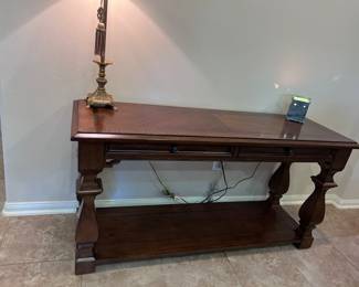 Solid wood side table. This is part of a 3 pc set. Has matching coffee table and end table. 