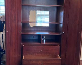 Large Wardrobe w/lots of storage 