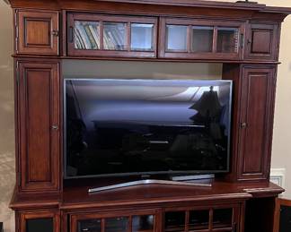 Beautiful (3pc,) TV stand with storage for media components and media. Samsung TV. Smart TV w/remote. Model UN55. 