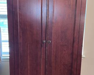Beautiful wardrobe. Heavy duty. 