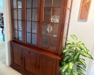 China cabinet/hutch