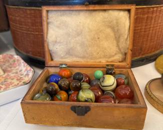 A wonderful antique marble set !