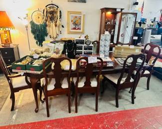 Dining table w/8 chairs 