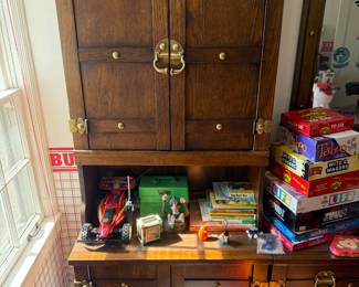 Vintage Stanley bedroom furniture, children's books and toys