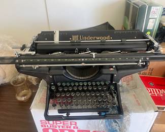 Underwood 1818 typewriter