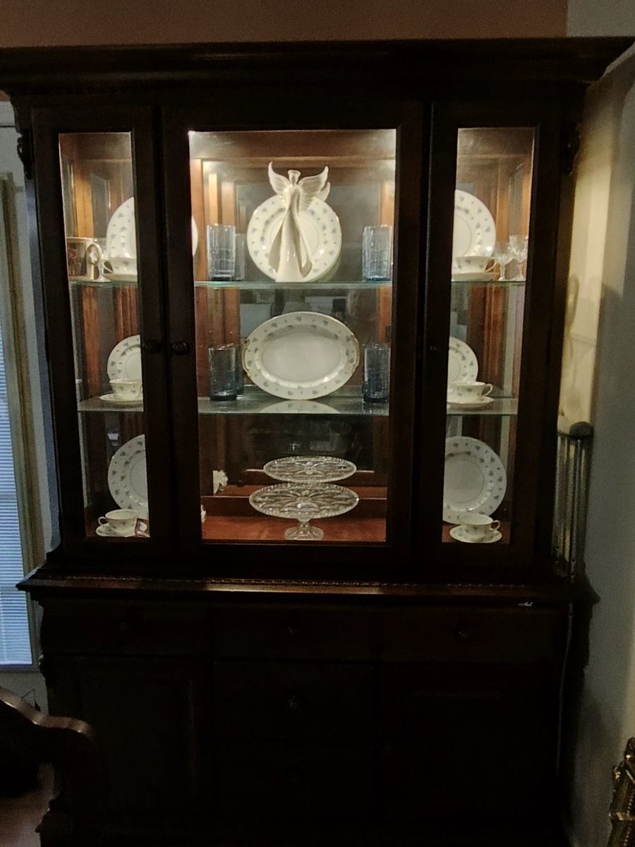 BROYHILL CHERRY DINING ROOM SET $600