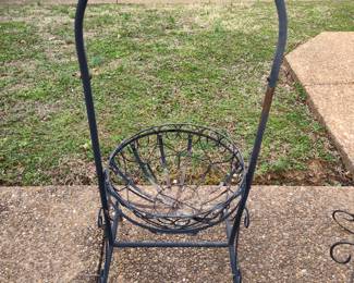 METAL GARDEN PLANTER $25